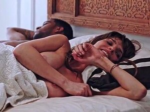 Lake Bell oben ohne in Höschen, farbkorrigiert