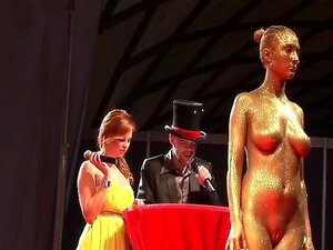 Heiße Mädchen posieren nackt bei einer Stripshow
