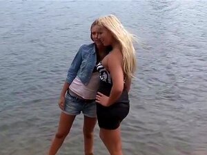 Echter Outdoor-Pornoclip mit versauten Schönheiten. Meine Freunde