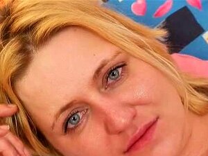 Amateurfrau zusätzlich zu riesigen natürlichen Titten hat Spaß