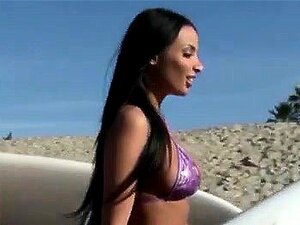 Två snygga surfare slår sig ihop för att knulla en slampig