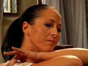 Zwei wunderschöne lesbische Sklavinnen baden vor einer dominanten