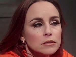 Gebundene schwarze Detektivin wird mit dem Arsch gepeitscht. Heiße