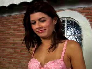 Heiße Brasilianerin mit engem Arsch wird hart gefickt