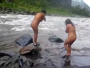 Indische Ehefrau nackt im Flussbad, heißes Schwanz-Video von frechen