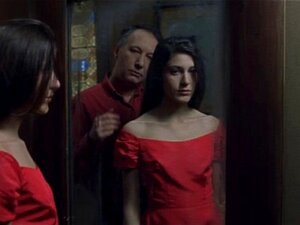 Verheiratetes Mädchen fesselt sich und hockt sich