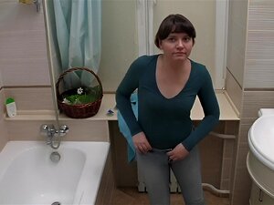 Solo cutie masturbiert in der Dusche