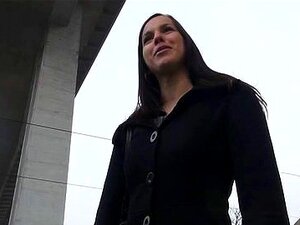 Tschechische Süße Barkeeperin bekommt zusätzliche Tipps