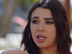 19-jährige Brünette und ihr Klassenkamerad probieren den Strap beim