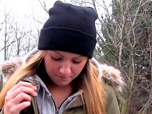 Nach dem Blitzen einer Titten-Babe, die draußen fickte, fand der Typ