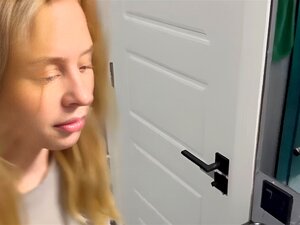Stiefschwester gab einen Blowjob und ließ sich ficken, bis ihre