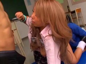 La blonde orientale chaude chika kitano rebondit sur un gros coup de