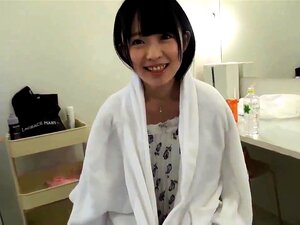 Schönes japanisches Mädchen mit kleinen Titten genießt einen