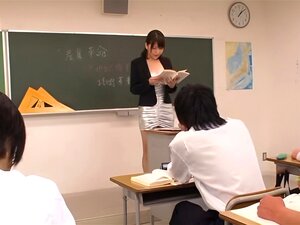 Schülerin leckt ihren Lehrer im Klassenzimmer