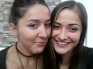 Zwei mexikanische lesbische Süße hören Mariachi-Musik