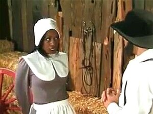 Amischer Bauer analysiert eine schwarze Haushälterin