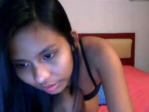 Liten tjej sprider fittan brett, använder leksak på sig själv