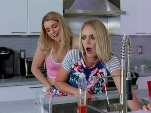 Gedeckt - Sexy MILF geht auf einer engen Süßen zum Muffdiving