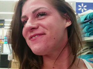 MILF Öffentliche Nacktheit beim Walmart - Große Titten und