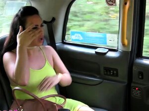 Weiblicher Fake Taxi Sexy lesbischer Spaß mit Spielzeugen im