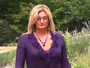 Gekleidet in Satin-Bleistiftrock, Nahtstrümpfen und Killer-Heels