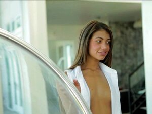 Heißes, zierliches Mädchen wird im Stehen von ihr gefickt