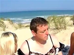 Nude Beach - In Dessous gekleidet