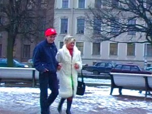 Heiße reife Frau in Strümpfen und ein frischer Kurier