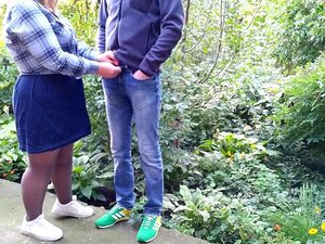 Sexy Goldene Dusche von einem großen Schwanz im Freien