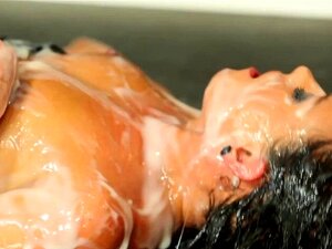 Gloryhole geile Schlampe reibt. Gloryhole geile Schlampe wird