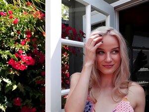  Zierliche blonde Süße mit kleinen Titten Roxy Shaw enthüllt einen