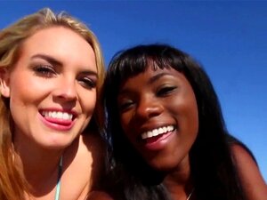 Duschande lesbisk slickad. Duschande lesbisk slickad av ebony-brud i