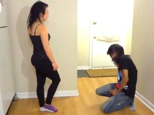 Busig pojke får sina bollar sprängda