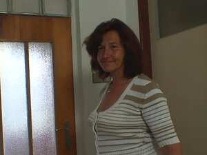 La belle-mère des copines le suce et le chevauche
