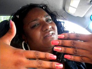 Lacasa Godboldo Toont Haar Teennagels