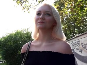 Agent betrügt bigbooty Schlampe und fickt Sie outdoor in pov