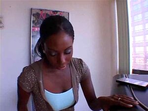 Секси црна курва показује своје