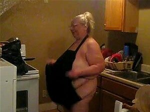 Laissez-vous emporter par une séduisante femme mûre en cuisine.
