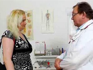 Der Gynäkologe geht mit Elena Muff in die Tat um
