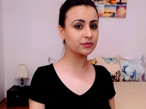 Hübsche Big-Tits-Babe spielt mit ihren großen Titten