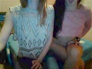 Deux filles s'embrassent sur webcam