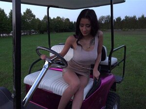 Die wunderschöne Darcia Lee bläst und fickt auf dem Golfplatz.