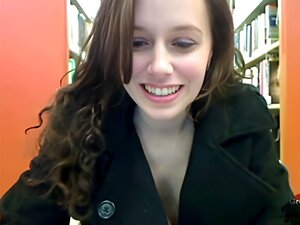 Sexy cutie babe fickt sich selbst und neckt in der öffentlichen