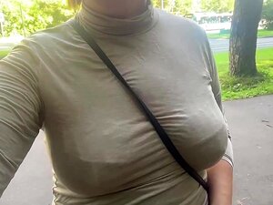 Frau zeigt nackte Bazookas in der Öffentlichkeit im öffentlichen