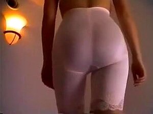 Japanse dame in gordels showt haar hete benen en haar bontvlaai, sexy