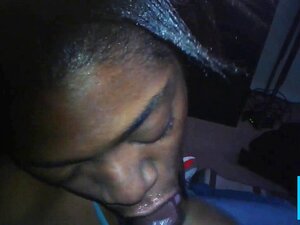 Hän jatkaa kyrpäni imemistä, kun olen lauennut hänen suuhunsa.