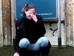 Amateur-Süße pisst ihre Hose