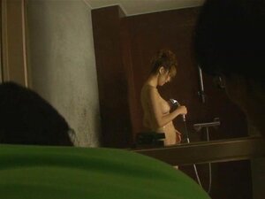 Yuki suger två hårda och pulserande kukar