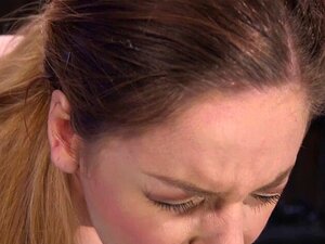 Natürliche, vollbusige Sklavin reitet auf Sybian. Die brünette