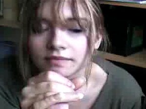 Suuri tyttö antaa käsityön